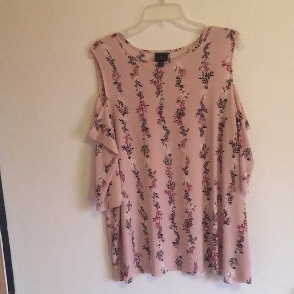 Worthington Cold Shoulder Top. - Picture 1 of 4